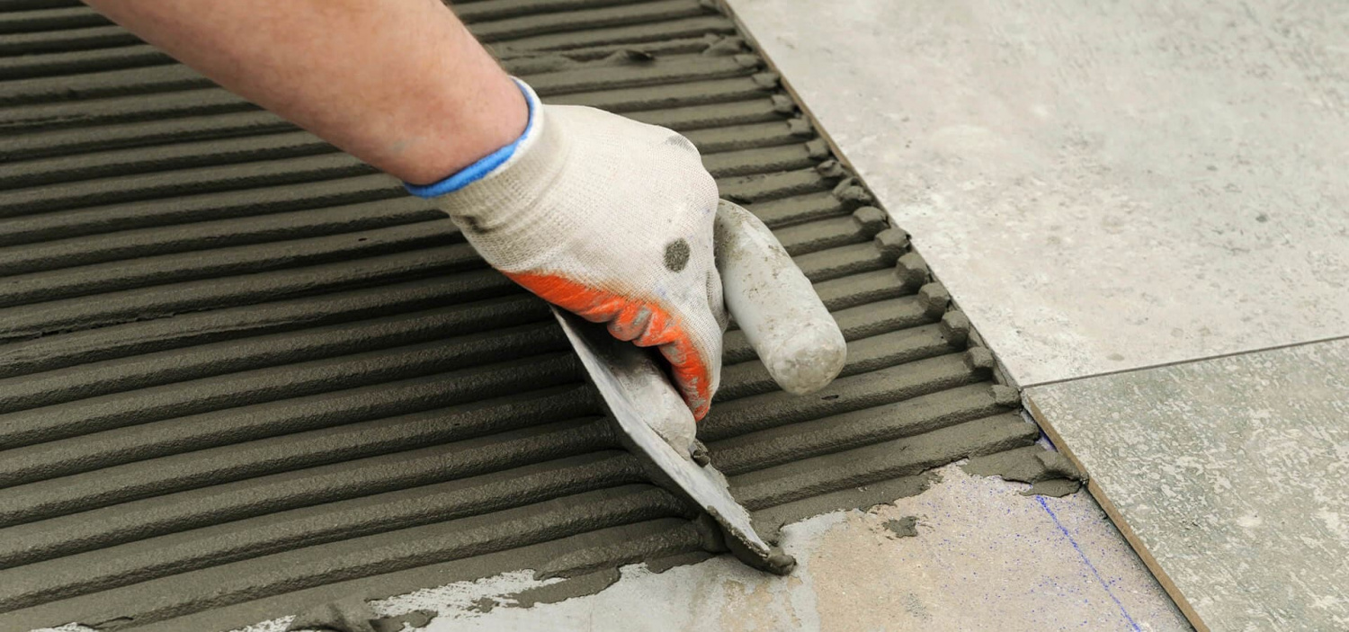 Как правильно укладывать керамическую плитку на цементное основание: пошаговая инструкция